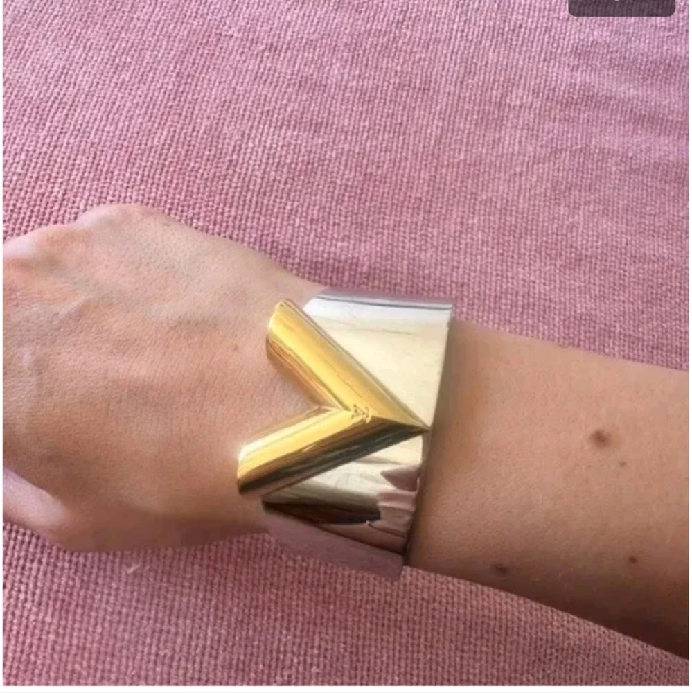 Louis Vuitton Essential V limited edition employee cuff bracelet - Picture 5 of 15